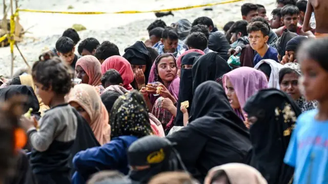 Ratusan pengungsi Rohingya baru tiba di sebuah pantai di Sabang, Aceh. 