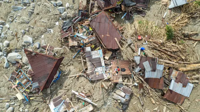 Foto udara kondisi rumah yang rusak akibat banjir bandang di Tanjung Raya, Agam, Sumatera Barat, Jumat (5/12/2025).