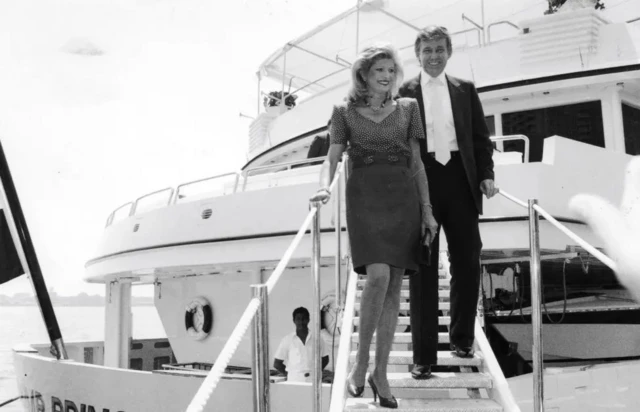 Дональд и Ивана Трамп сходят с борта яхты Trump Princess в Нью-Йорке в 1988 году