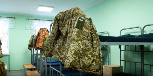 форма українських військових висить біля ліжка