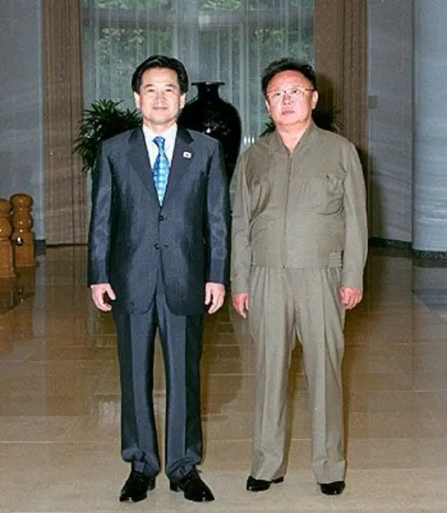 정동영 통일부 장관후보자는 2005년 대통령 특사 자격으로 평양을 방문해 김정일 국방위원장과 단독 면담했다