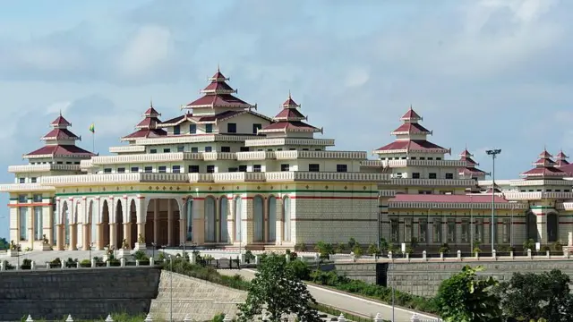 လွှတ်တော်အဆောက်အအုံတွေကို တွေ့ရစဥ်