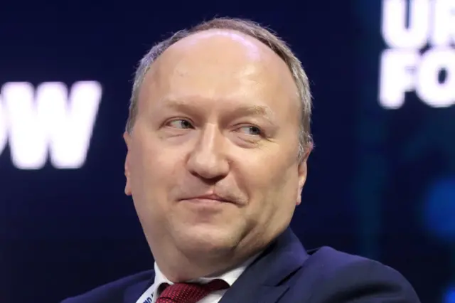 Андрей Бочкарев, Москва мэринин шаар куруу саясаты боюнча орун басары: “Азыр курулуштагы мигранттын орточо айлыгы 50-60 миң рубль. Мурда 30 миң болчу. Эми мигранттардын көбү 80 миңге иштегенге дагы макул эмес”. 