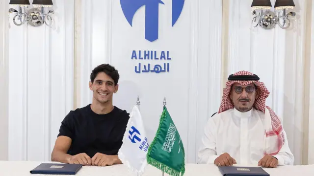 الحارس المغربي انتقل إلى الدوري السعودي بعد تجربة بارزة مع إشبيلية والمنتخب المغربي.