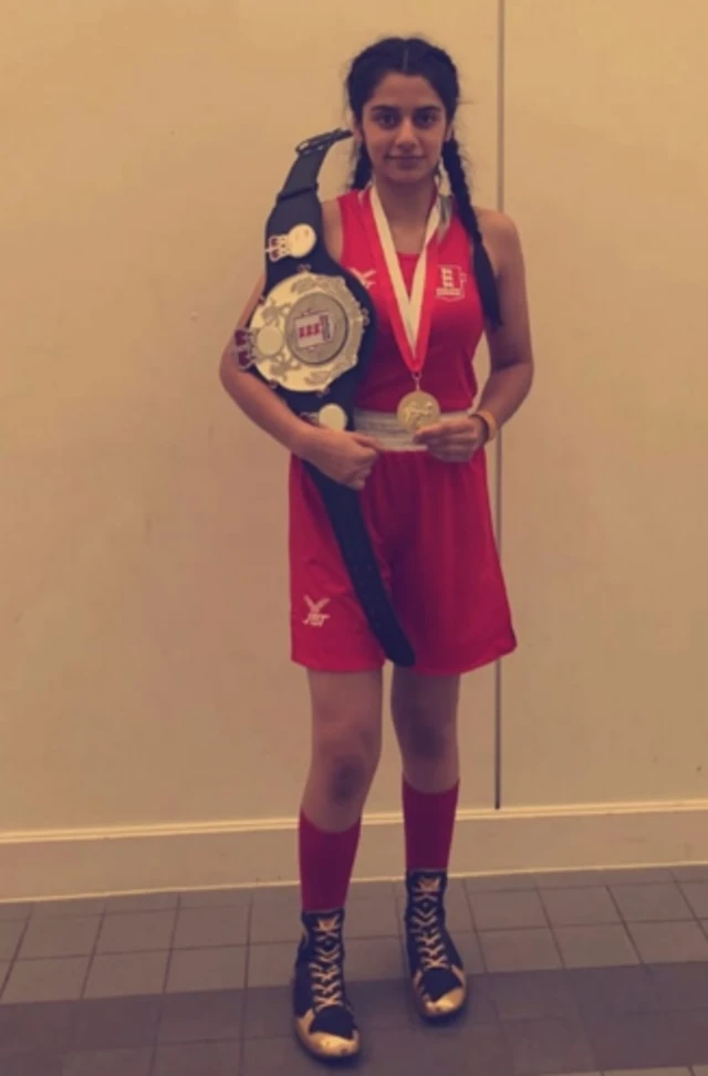 ब्रिटेन की पहली प्रोफ़ेशनल महिला सिख बॉक्सर जिन्होंने हर चुनौती को किया नॉक  आउट - BBC News हिंदी