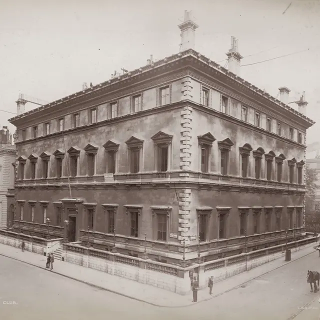 Osnovan 1836. godine u Pel Melu, Reformski klub je bio jedan od prvih klubova samo za muškarce u istoriji koji je dozvolio ženama da se učlane 1981. godine