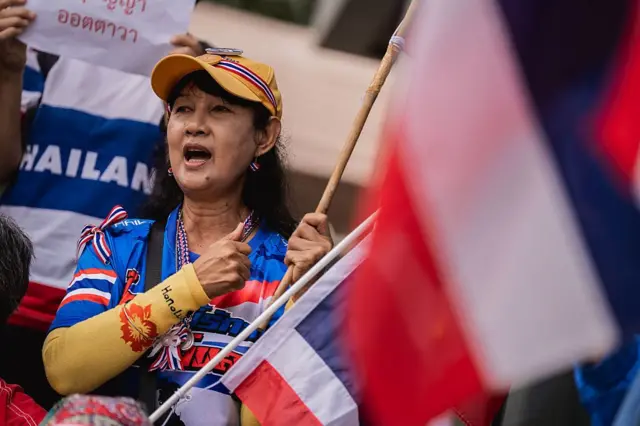 थाईलैंड का झंडा पकड़े हुए महिला