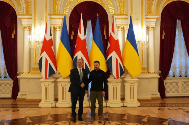 Ra’iisul Wasaaraha UK, Keir Starmer, iyo madaxweynaha Ukraine, Volodymyr Zelensky, ayaa iskula gacanta isku salamaay markii ay bilaabeen wadahadaladooda labada dhinac ee ka dhacay Qasriga Mariinskyi ee Kyiv, Ukraine, Janaayo 16, 2025.