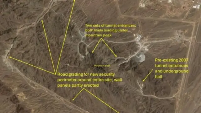 تصویر ماهواره‌ای که مؤسسه علوم و امنیت بین‌المللی منتشر کرده است و می‌گوید حصارکشی امنیتی در اطراف کوه «کلنگ گز لا» واقع در جنوب تاسیسات هسته‌ای نطنز را نشان می‌دهد