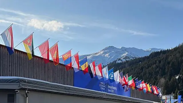 Національні прапори країн, що беруть участь у Всесвітньому економічному форумі, виставлені біля Конгрес-центру в Давосі 18 січня 2026 року в Давосі, Швейцарія. 