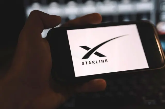 Le logo du système de communication Internet par satellite Starlink sur un smartphone à Kiev, en Ukraine, le mardi 11 mars 2025. 