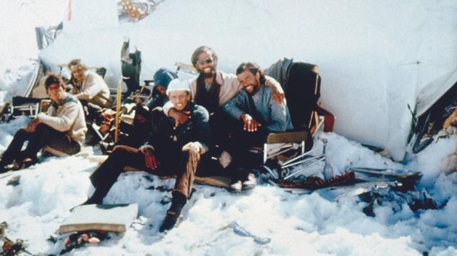 La sociedad de la nieve” presenta una nueva visión del accidente aéreo de  los Andes de 1972 - San Diego Union-Tribune en Español