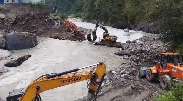 नदीमा ह्यूमपाइप राखेर अस्थायी डाइभर्शन तयार पारिएको छ