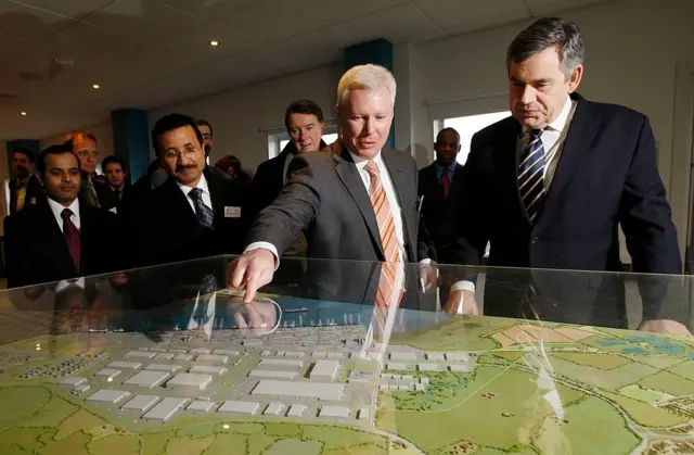 صورة رئيس الوزراء البريطاني السابق غوردون براون (يمين) يتفقد نموذجاً مصغراً لميناء موانئ دبي العالمية 