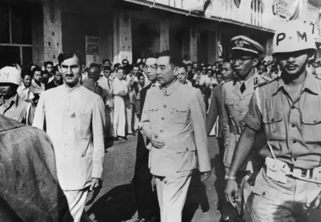 Zhou Enlai, pemimpin Republik Rakyat China, berjalan menuju tempat berlangsungnya Konferensi Asia-Afrika di Bandung, pada 1955.