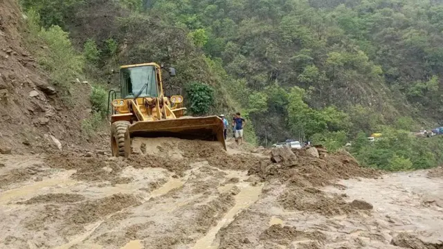 सिन्धुलीको खुर्कोट–घुर्मी सडकखण्डमा गएको पहिरो 