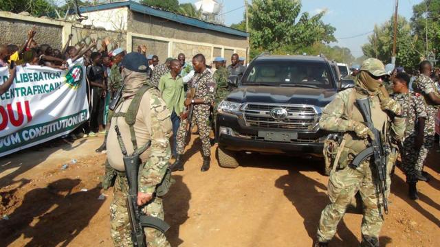 Wagner fighters on foot with a presidential convoy in CAR