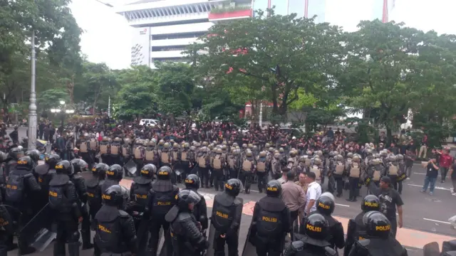 Dalam aksi ini, sebanyak 300 polisi dikerahkan, terdiri dari gabungan dari Polrestabes Semarang dan Polda Jateng.