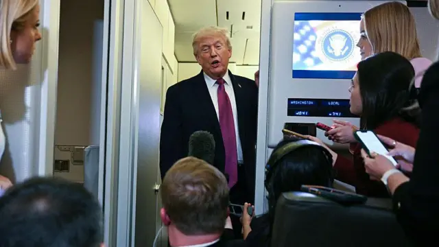 الرئيس الأمريكي دونالد ترامب على متن الطائرة.