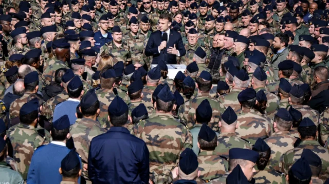 ماكرون وسط جنود