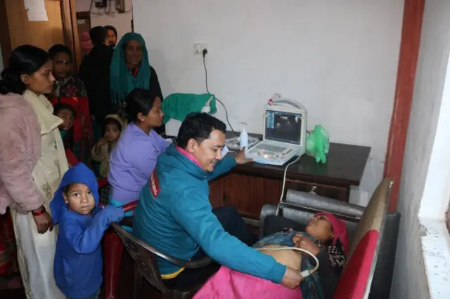 उपचार गराउँदै बिरामी