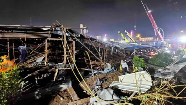 ముంబయిలో కూలిన హోర్డింగ్