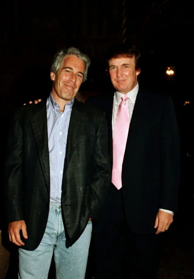 Epstein ile Trump'ın Florida'da 22 Şubat 19917'de çekilmiş bir fotoğrafı. 