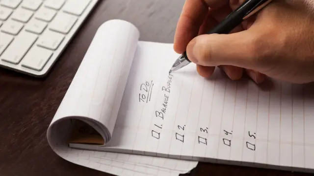 Ilustrasi membuat to-do list.