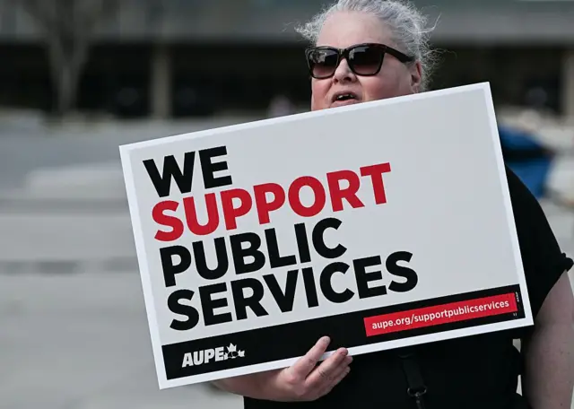 Manifestación a favor de los servicios públicos en Canadá.