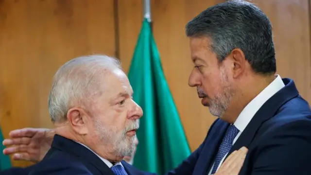 Lula e Arthur Lira se cumprimentam