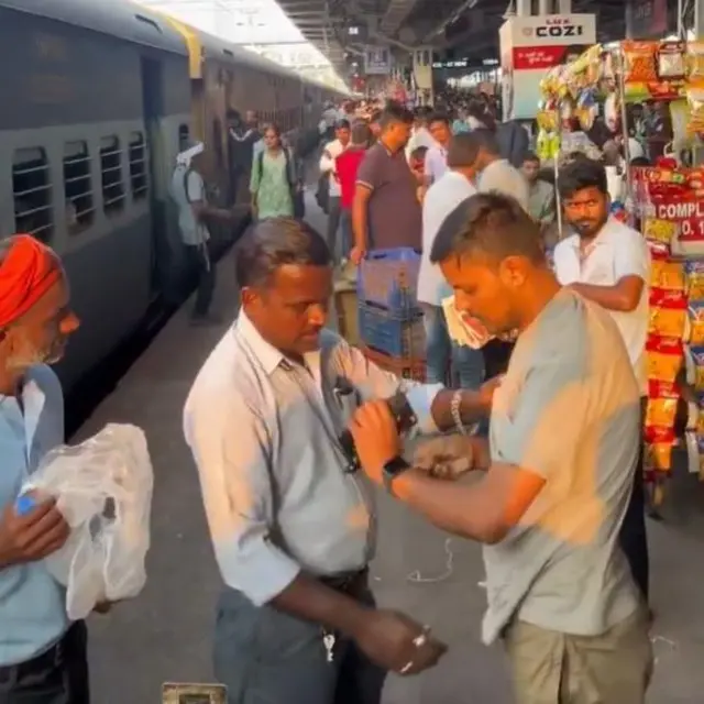 Rakaab ayaa iska siibaya saacadiisa casriga ah