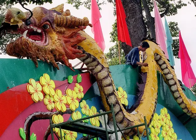 Một nghệ nhân đang trang trí hình rồng trong công viên tại Sài Gòn vào ngày 25/1/2000, tức 19 tháng Chạp