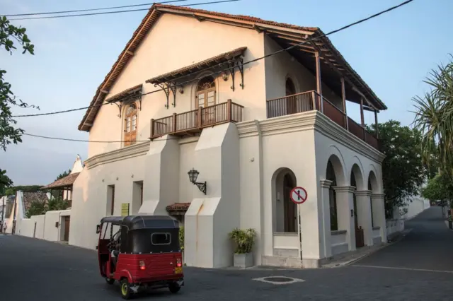 ආදායම් බද්ද, උපයන විට ගෙවීම් බද්ද, එකතු කළ අගය මත බද්ද, සමාජ ආරක්ෂණ දායකත්ව බද්ද ඇතුළු මෙරට ජනතාවට ගෙවීමට ඇති බදුවර්ග ගණනාව අතරට තවත් බද්දක් හඳුන්වා දීමට වත්මන් ආණ්ඩුව සූදානම් වෙයි.