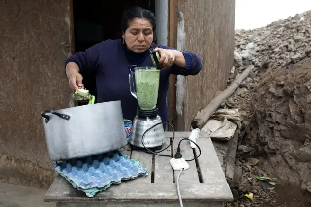 Justina Flores dey cook for her community