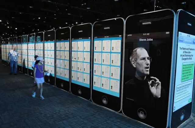लॉस एंजेलिस काउंटी फेअरमध्ये अॅपल पॅटन्स असलेले महाकाय आयफोन्सचे प्रदर्शन

