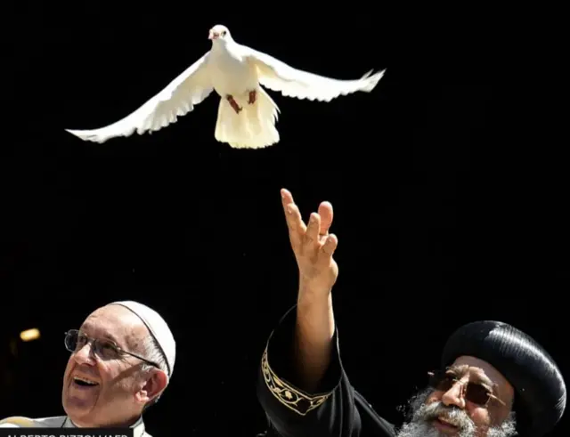 Папа Франциск и патриарх Константинополя вместе выпускают голубя