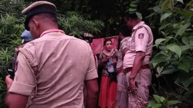 கர்நாடகாவின் கடலோர மாவட்டமான உத்தர கன்னடத்தின் தொலைதூரப் பகுதியில் உள்ள ஒரு குகையில் தனது இரண்டு இளம் குழந்தைகளுடன் வசித்து வந்த ரஷ்யப் பெண்ணை காவல்துறை அதிகாரிகள் கண்டுபிடித்தனர்.