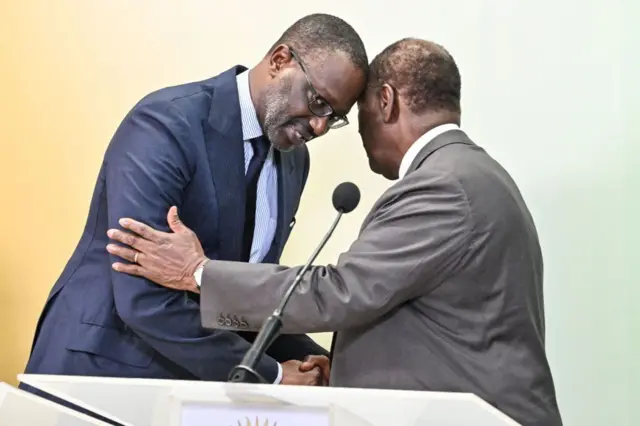 Le président ivoirien Alassane Ouattara et le président du Parti démocratique de Côte d'Ivoire (PDCI) Tidjane Thiam lors d'une conférence de presse à l'issue d'une réunion au palais présidentiel d'Abidjan, le 11 mars 2024.