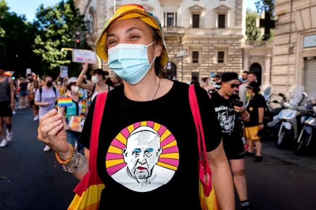 Seorang perempuan yang mengenakan kaus bergambar Paus Fransiskus mengikuti acara Rome Pride, parade LGBTQIA+, pada 26 Juni 2021 di Roma, Italia.