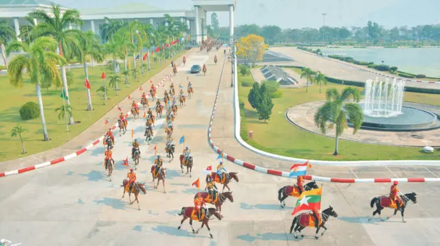 နေပြည်တော်၊ ဇေယျာသီရိဗိမာန်မှာ ကျင်းပတဲ့ တပ်မတော်ကာကွယ်ရေးဦးစီးချုပ် တာဝန် လွှဲပြောင်းလက်ခံခြင်း ဂုဏ်ပြုစစ်ရေးပြအခမ်းအနား 