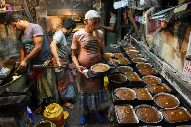 गरजेपेक्षा जास्त खाणं हानिकारक असतं का?