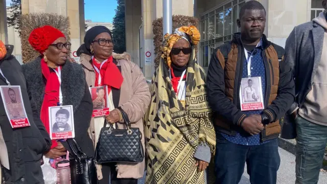 Des membres du collectif des victimes du Passif humanitaire mauritanien lors d'une manifestation au siège du Comité des Nations Unies contre la torture à Genève.
