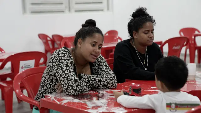 Duas mulheres sentadas diantebetnacional demora quanto tempo para cairmesa ebetnacional demora quanto tempo para caircriançabetnacional demora quanto tempo para caircostas