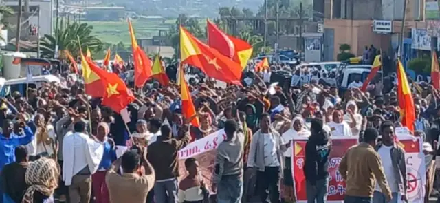 ኣብ ከተማ ማይጨውን ከባቢኡን ናብ ጐደና ዝወጽአ ብዙሕ ህዝቢ ባንዴራታትን ታቤላታትን ሒዙ ይርአ።