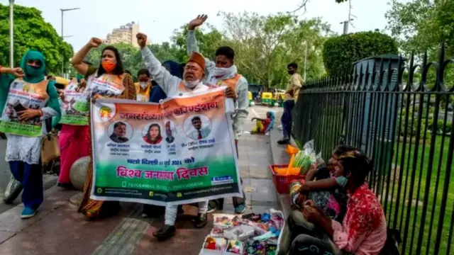 लोकसंख्या नियंत्रणाच्या प्रयत्नांना भारतात चांगला प्रतिसाद मिळाला.