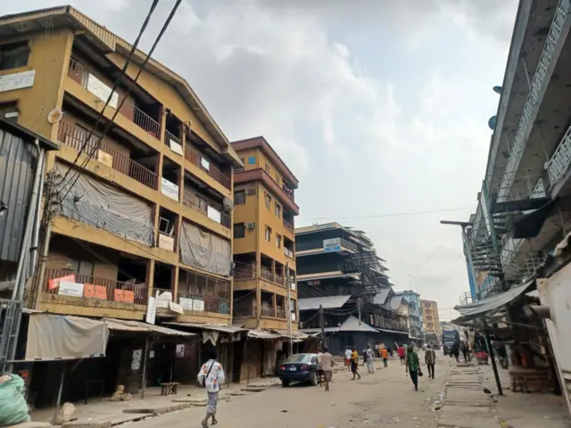 Ọdọ ahịa dị nso na Main Market Ọnịcha