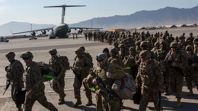 अफ़ग़ानिस्तान के बगराम हवाई अड्डे में अमेरिकी सैनिक