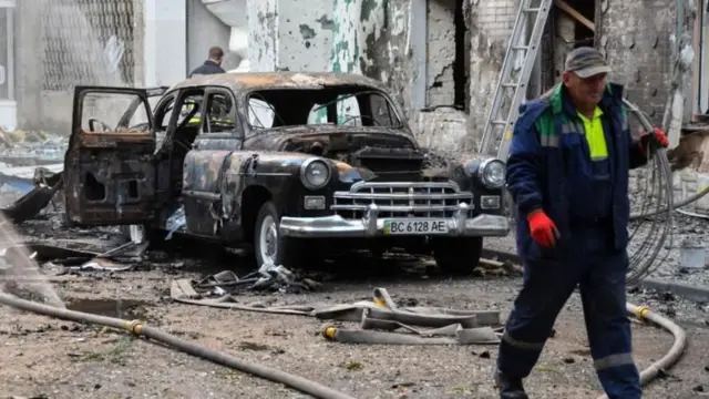 सुदूर पश्चिम युक्रेनको लभिभमा रुसी क्षेप्यास्त्र खसेर क्षति पुगेको ठाउँ नजिकै एक युक्रेनी