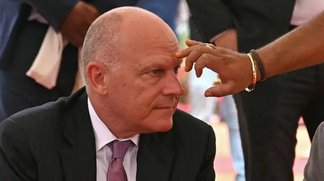 Campbell Wilson, dyrektor generalny Air India, podczas ceremonii w 2024 roku, z tradycyjnym znakiem tika.