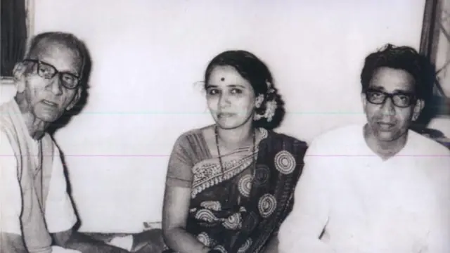 प्रबोधनकारांसमवेत बाळासाहेब ठाकरे आणि मीनाताई ठाकरे.
